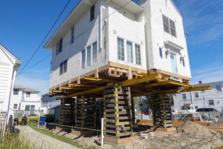 Located in Victoria, Texas, we are a company that specializes in house lifting, small distance house moving, piles and foundations.